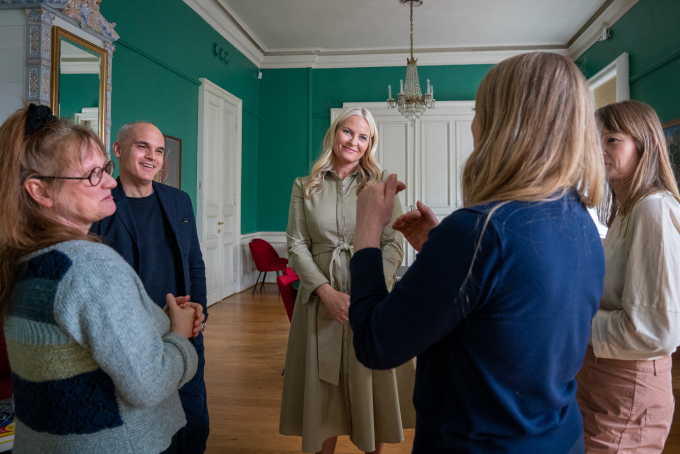 Kronprinsessen i samtale med Hernan Diaz, Solvej Balle og representanter fra Norsk litteraturfestival. Foto: Simen Løvberg Sund / Det kongelige hoff